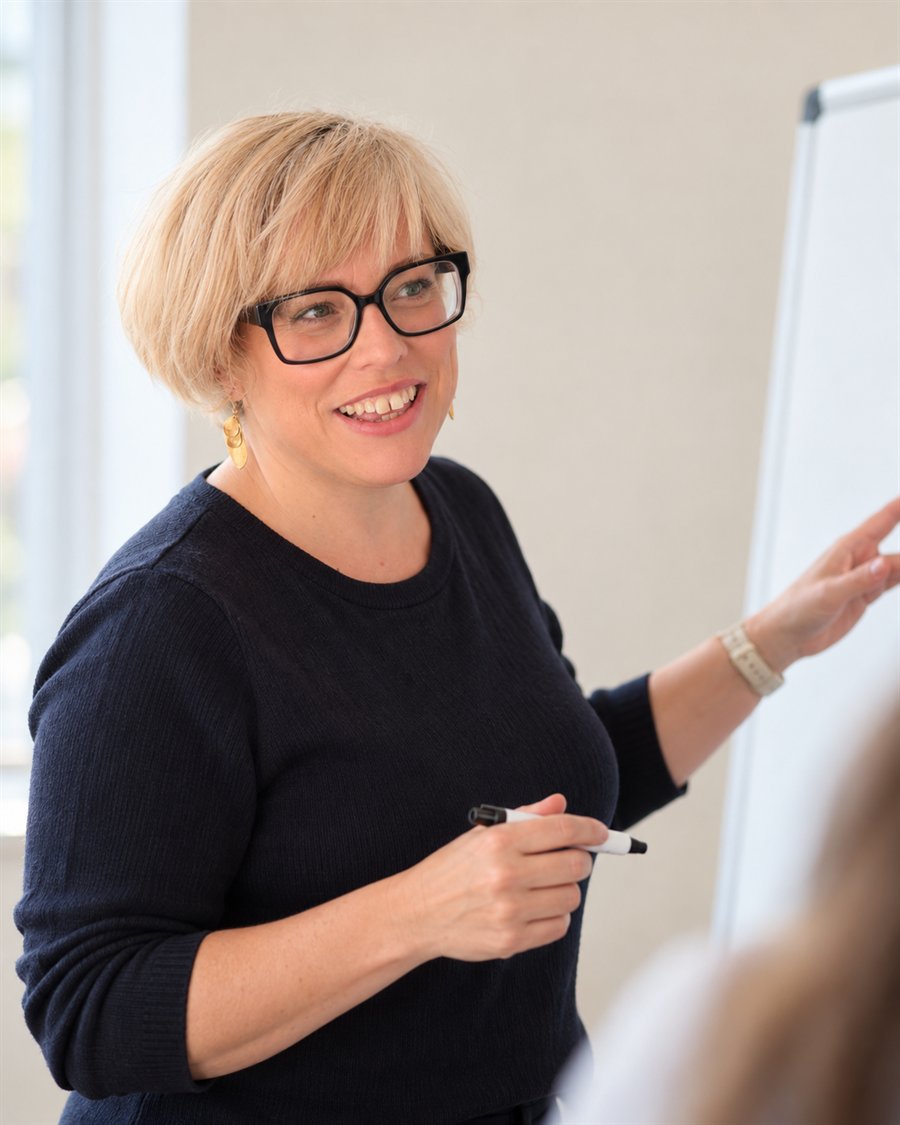 Stephenie Lintl-McLean, founder of Peilmark, explaining a point at a flip chart